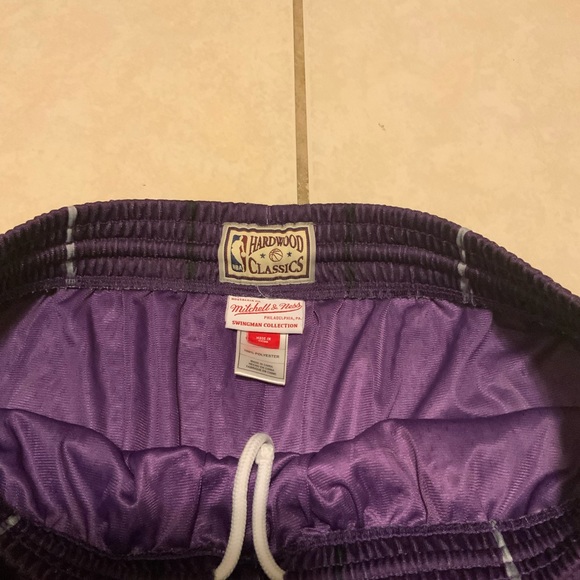 Mitchell & Ness Toronto Raptors Throwback Basketball Shorts - Picture 4 of 5